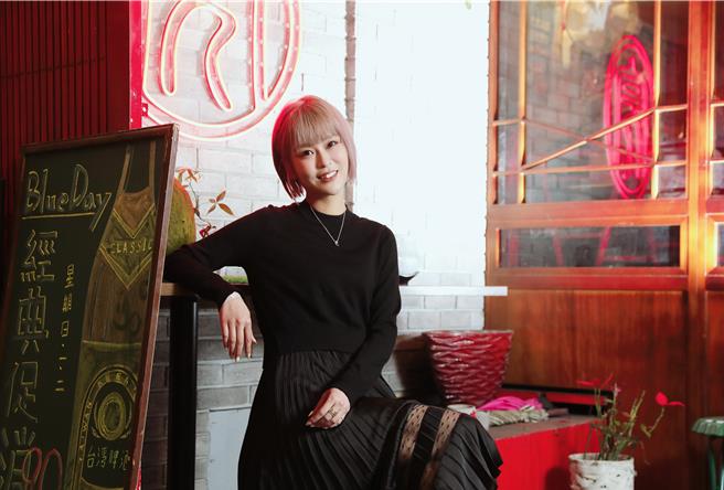 李明珊拿回「丢丢妹」商标。（图/楼顶揪楼下提供）