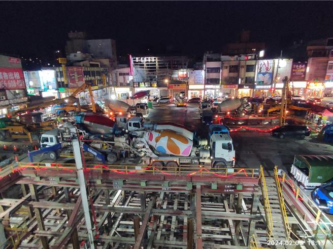 捷运绿线位于中正路、力行路口的G09站自2021年5月起，歷经2年多时间，终于在4日完成结构体基础底版工作，正式进入主体结构施工。(捷运局提供／蔡依珍桃园传真)