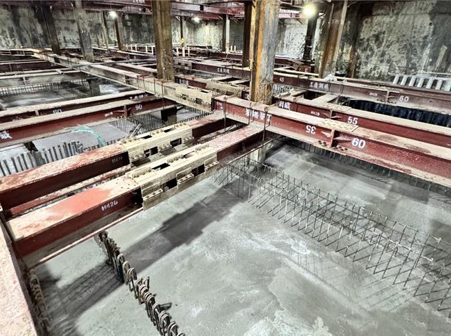 捷运绿线位于中正路、力行路口的G09站自2021年5月起，歷经2年多时间，终于在4日完成结构体基础底版工作，正式进入主体结构施工。(捷运局提供／蔡依珍桃园传真)