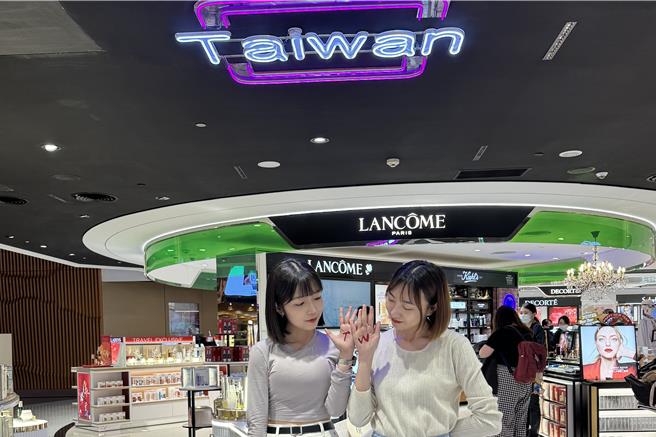 在桃園國際機場的十大拍照打卡點擺出不限於手勢、肢體或其他的「TW」美照，就有機會抽到日本東京雙人來回機票。（昇恆昌免稅商店提供）