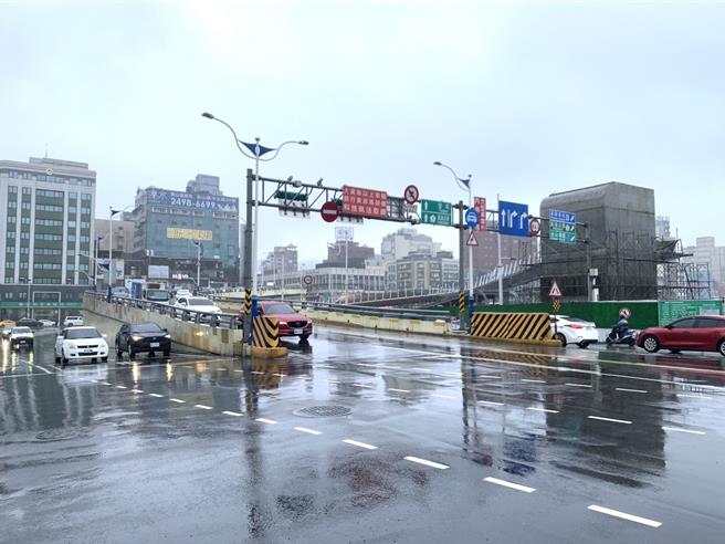 基隆市区往来国道一号的重要干道中正高架桥，经定期检查发现数处桥面版损伤数值超出标准，原定去年底整修，因连日下雨停摆。基市府考量遇到跨年、农历春节旅游车潮，工务处7日宣布延到2月18日到25日晚间封闭施工，提醒用路人配合改道。（徐佑升摄）