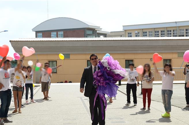 澎湖科技大学因一起教育部补助购置的「海洋2号」游艇乘客违法捕捞案，衍发假学歷当到学务长还敛财的「神鬼教授」陈正国案外案，于7日被媒体曝光，让杏坛无光。图为陈正国2013年在学生帮忙下，于校园内公开向同事求婚。（许逸民摄）