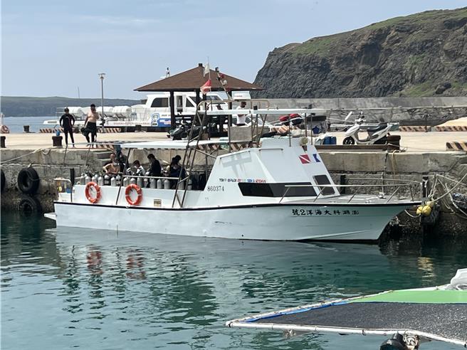 澎湖科技大学因教育部补助购置的「海洋2号」游艇乘客违法捕捞案，在检调介入查违反渔业法后，追出神鬼教授陈正国更有违反採购法、诈欺和偽造文书罪嫌。（许逸民摄）