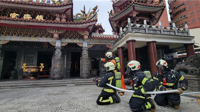 春節期間家家戶戶團圓，時常出外走春至宮廟拜拜求福，為提升春節期間各住戶的防火知識及消防人員搶救之能力，桃園市消防局第一救災救護大隊埔子分隊於農曆新年前，於轄內的鎮海宮進行春節搶救演練，強化對於宮廟的救災能力及熟悉度。（消防提供）