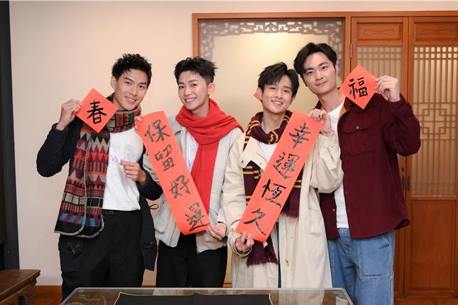 黃丞邦（左起）、陳玹宇、黃禮豐、吳秉宸寫春聯討好運。（三立提供）