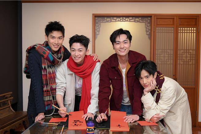 黃丞邦（左起）、陳玹宇、吳秉宸、黃禮豐寫春聯討好運。（三立提供）