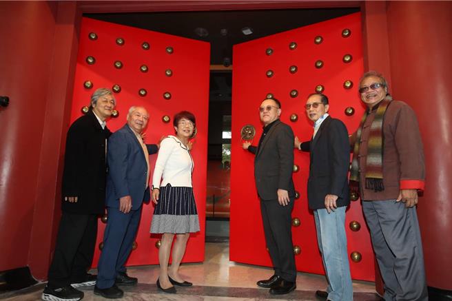 文化部長史哲(右3)與史博館館長王長華(左3)共同推開史博館正門，林柏亭(右2)、蕭瓊瑞(右1)、李乾朗(左2)、莊武男(左1)共同見證。（劉宗龍攝）