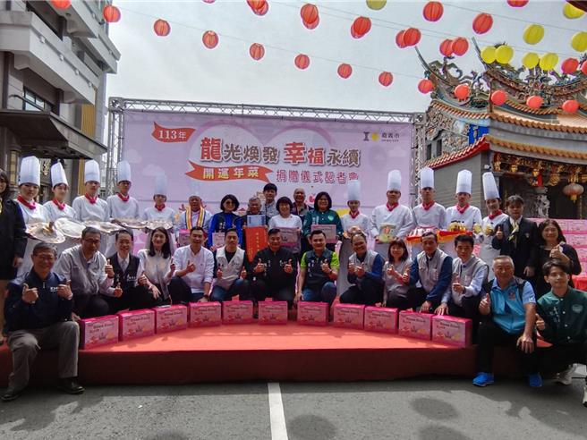 嘉義市今天宅配送開運年菜給420戶家庭過好年。（廖素慧攝）