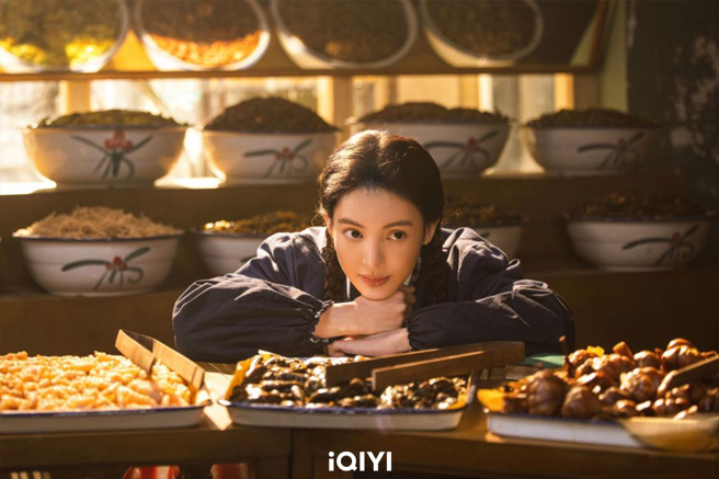 白敬亭化身憨厚直男，收爱慕者告白糖纸满脸问号。（爱奇艺提供）