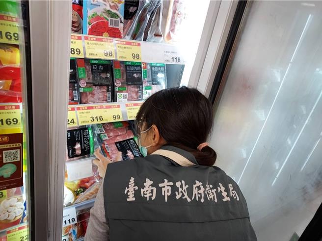 台南市衛生局日前派員到各通路清查豬肉。（台南市衛生局提供／曹婷婷台南傳真）
