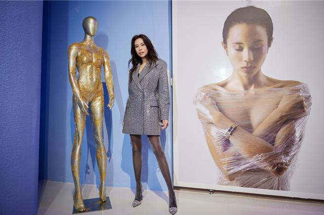 莫文蔚近來在「莫后光年概念展」展出許多美照。（莫貓寶貝工作室提供）