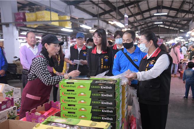 縣長徐榛蔚今天到蔬果運銷合作社（果菜市場）了解蔬菜出貨情形，並向攤商祝賀拜年。（花蓮縣政府提供／王志偉花蓮傳真）
