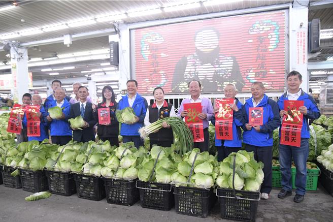 縣長徐榛蔚今天到蔬果運銷合作社（果菜市場）了解蔬菜出貨情形，並向攤商祝賀拜年。（花蓮縣政府提供／王志偉花蓮傳真）