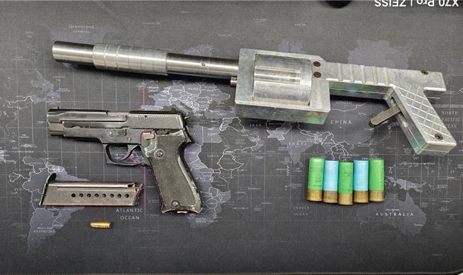 警方當場在自小客車上查獲土製滾輪式霰彈槍1把、霰彈5顆，另於陳嫌腰際間起獲改造手槍1把及子彈1顆。（翻攝照片／王惠慧新竹傳真）
