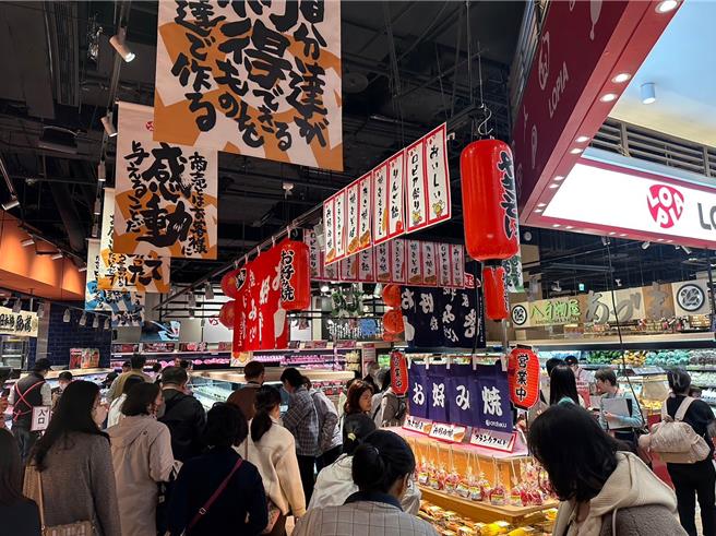 Global Mall新北中和店春節前夕引進日本連鎖超市「LOPIA」雙北首店，吸引大批人潮採購。（Global Mall提供／朱世凱台北傳真）