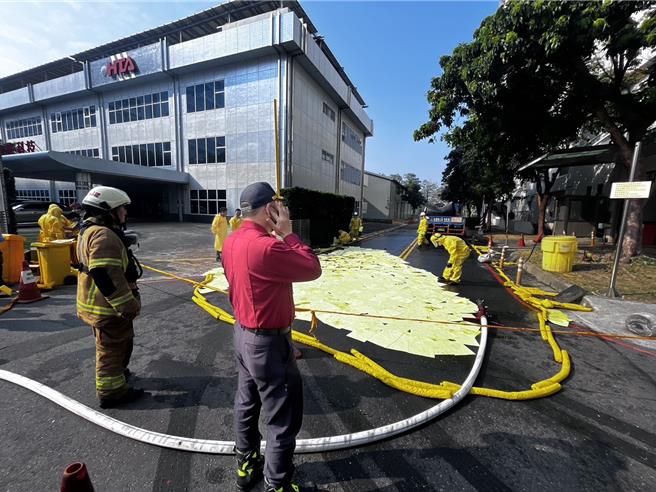 高雄楠梓科技产业园区内7日发生货车载送盐酸不慎外泄事件，环保局将依法裁处10万至500万元罚锾。（高市府环保局提供／洪浩轩高雄传真）