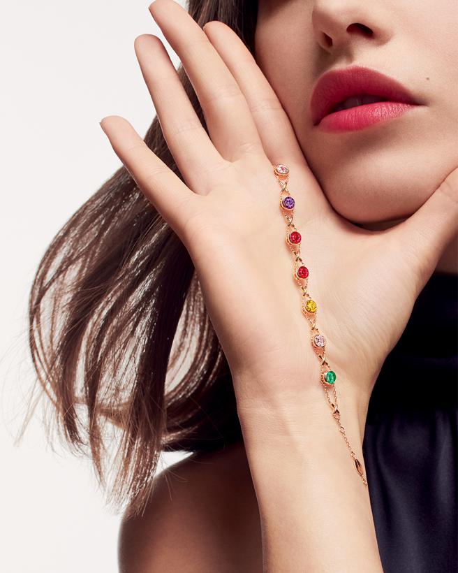 CHAUMET在情人节推荐Les Acrostiches Jeux de Liens系列珠宝，内藏神秘的恋爱密码。（CHAUMET提供）