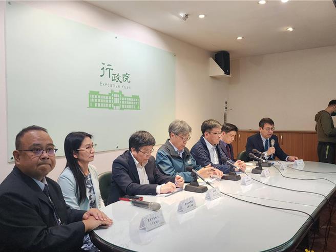 行政院下午2時舉行「僅中市府提供同一樣品驗出西布特羅，清查食品鏈尚無風險」記者會，由行政院發言人林子倫主持，行政院食品安全辦公室主任許輔、農業部代理部長陳駿季、經濟部次長曾文生、衛福部次長周志浩、食藥署長吳秀梅及農業部畜牧司長江文全等人出席。（黃婉婷攝）