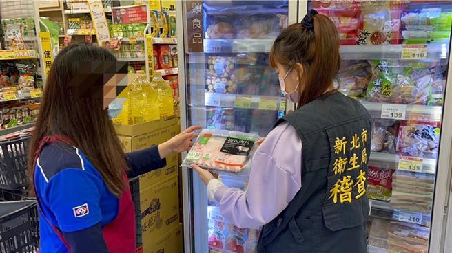 台糖豬肉產品傳出瘦肉精疑雲，新北市衛生局為使民眾安心，前往全聯超市大動作稽查。（新北市衛生局提供）