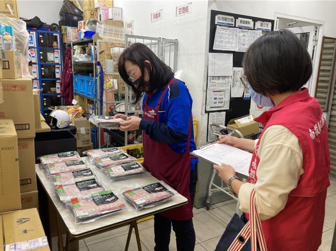 南投县卫生局获报台糖猪肉片验出瘦肉精，对县市猪肉展开稽查，为食安把关。（南投县卫生局提供／杨静茹南投传真）