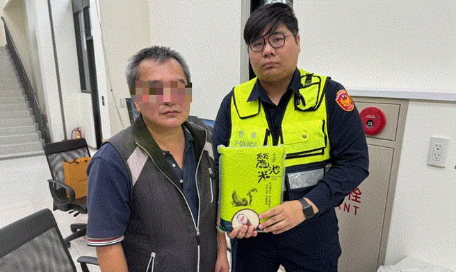 信義分局員警黃煒翔主動協助曾男，令曾男感謝不已。（翻攝照片／林郁平台北傳真）