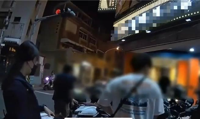 近日網傳一段影片，直見店家廣播「警察來開單」後，一群消費者吃到一半嚇得往外衝移車，對此，警方呼籲民眾用餐時勿貪圖一時之便違停，最高可處1200罰鍰。（警方提供／謝佳潾屏東傳真）