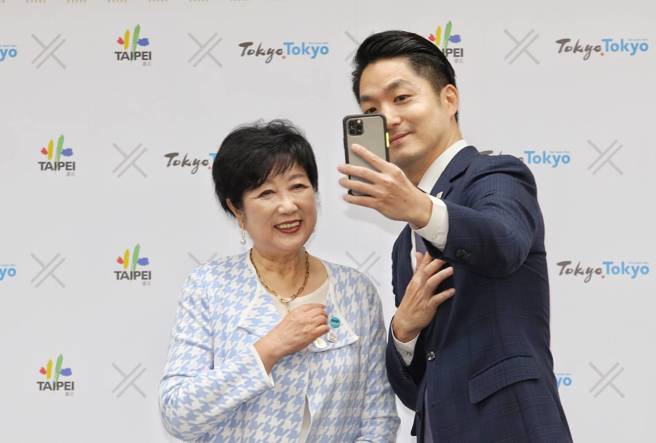 台北市長蔣萬安（右）7日在市政大樓會見來訪的日本東京都知事小池百合子（左）率領的訪問團。（王英豪攝）