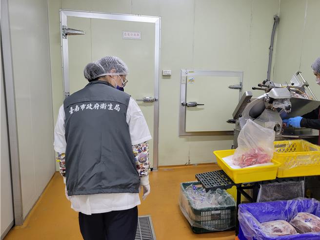 台南市卫生局稽查15家肉品制造业者及抽验36件生鲜原料肉和加工肉制品，检验皆未检出瘦肉精。(台南市卫生局提供／曹婷婷台南传真)