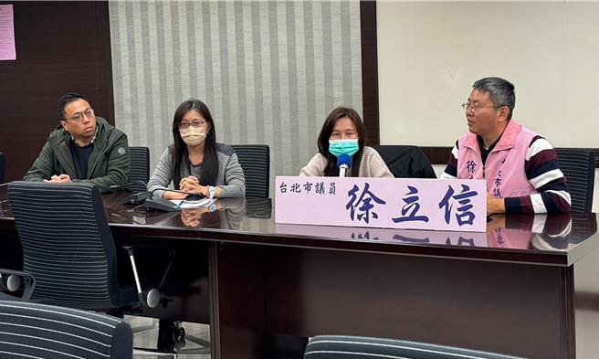 無黨籍台北市議員徐立信（右一）7日舉行記者會，踢爆萬華一處堤外停車場，竟成違法小型批發場，更淪食安破口。（丁上程攝）
