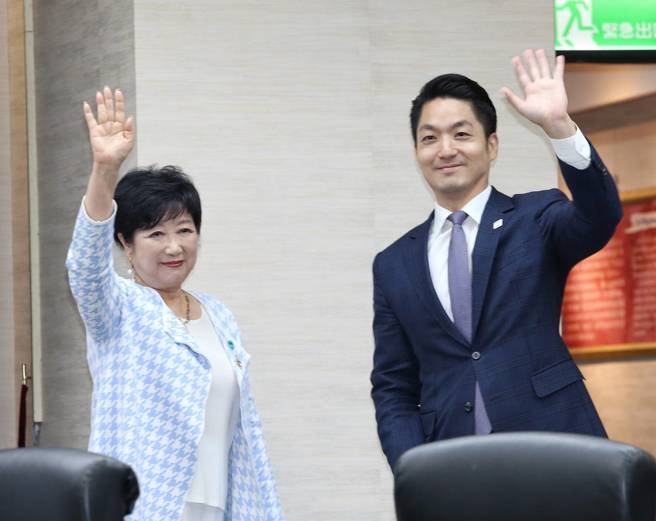 台北市長蔣萬安（右）7日在市政大樓會見來訪的日本東京都知事小池百合子（左）率領的訪問團。（王英豪攝）