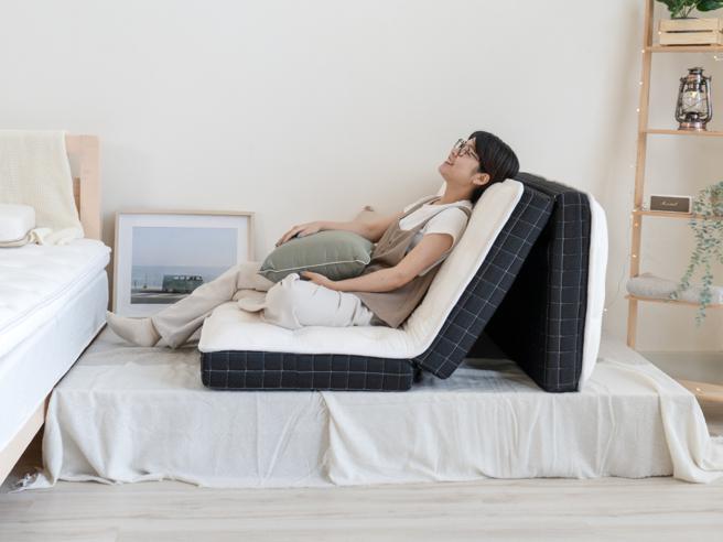 LOVEFU「 无光厚垫 」三折后当作休閒沙发使用。（LOVEFU提供／古明弘台北传真）