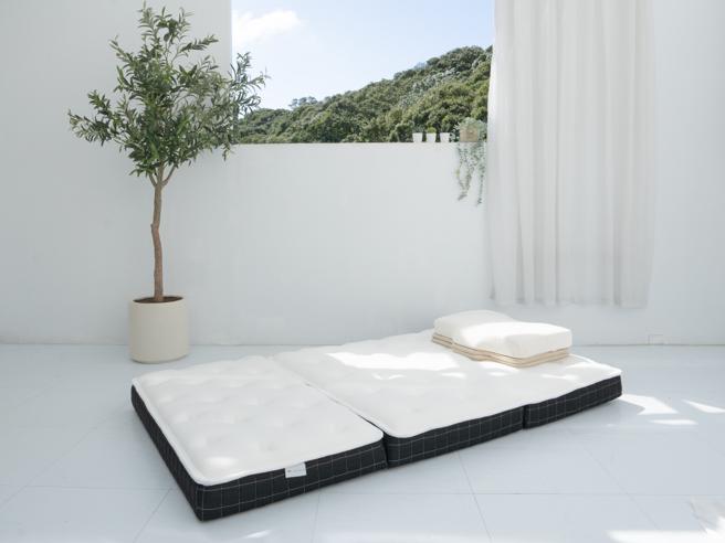 LOVEFU「 无光厚垫 」可单手提起，厚度仅15公分。（LOVEFU提供／古明弘台北传真）