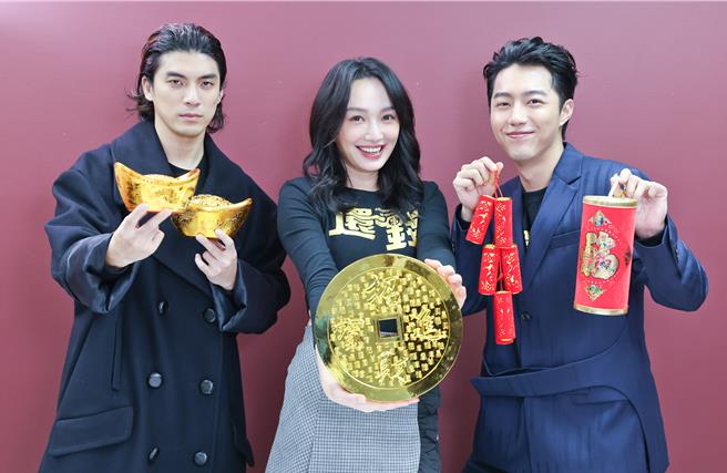 蔡思韵（中）很開心疫情後能這麼快再來到熟悉又喜歡的台灣拍片。（陳俊吉攝）