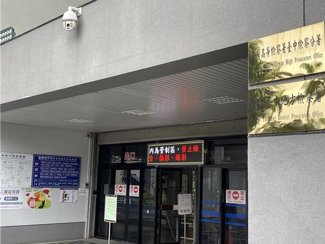 台中地檢署上月15日，將在波蘭落網羈押的劉姓詐團成員，順利引渡返台受審，完成國內司法引渡成功首例。（王煌忠攝）