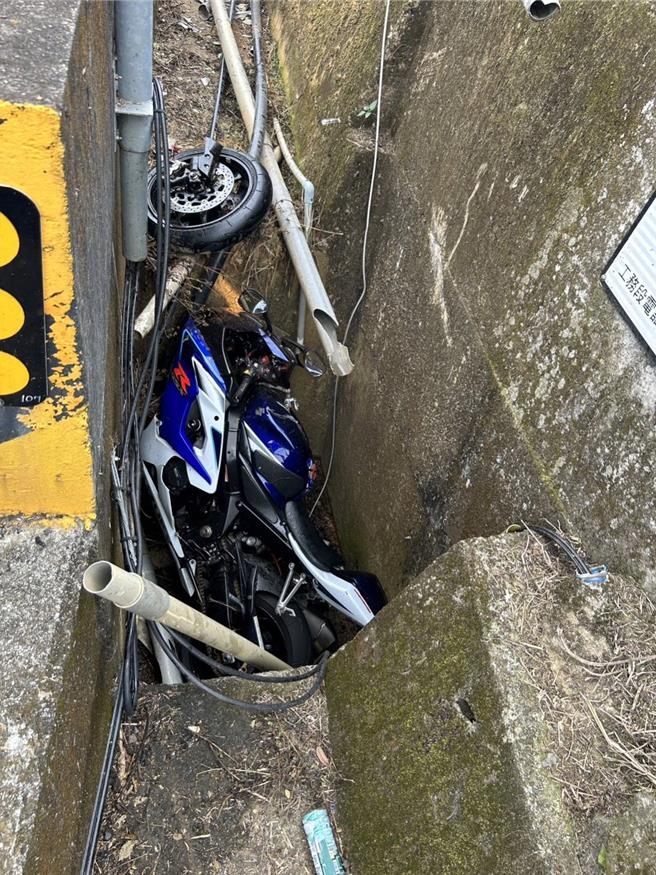 方姓男子4日騎大型重機車行經埔里大坪頂路段失控打滑，愛車摔落水溝起火燃燒，他動作靈敏跳車僅受輕傷。（民眾提供／楊靜茹南投傳真）