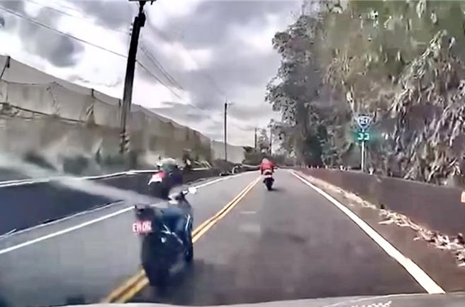 目擊者指重機騎士前1分鐘才超他的車，下1分鐘就車禍。（民眾提供／楊靜茹南投傳真）