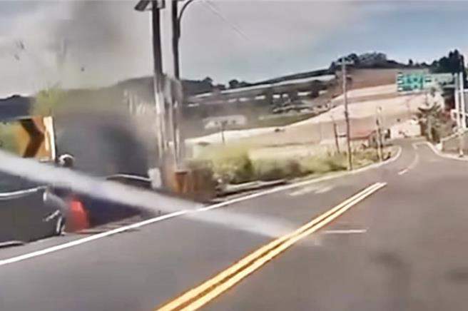 目擊者指重機騎士前1分鐘超他的車，下1分鐘噴進水溝，整輛機車起火。（民眾提供／楊靜茹南投傳真）