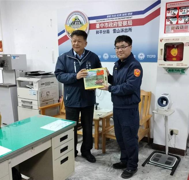 农历春节前夕，台中市政府警察局长李文章（左），于7日慰问中专1线（大雪山林道）沿线和平警分局大栋及雪山等派出所，为执勤员警加油打气。（和平警分局提供／张妍溱台中传真）