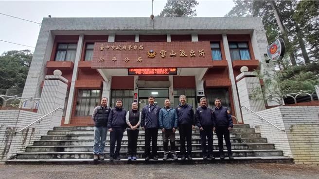农历春节前夕，台中市政府警察局长李文章（左四），于7日慰问中专1线（大雪山林道）沿线和平警分局大栋及雪山等派出所，为执勤员警加油打气。（和平警分局提供／张妍溱台中传真）