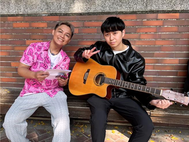 曾玮中日前与日籍留学生敦也合作对唱。（时代创艺提供）