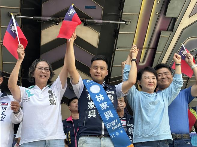 外传台中市长卢秀燕递橄榄枝（右），民眾党蔡壁如（左一）、国民党文传会副主委林家兴（中）年后将入府工作。（本报资料照片／张亦惠台中传真）