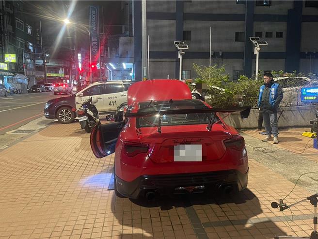 杨梅警方局执行噪音车取缔勤务，其中一辆与头文字D藤原豆腐店同款的「丰田86」，高达96.8分贝超标。(警方提供／吕筱蝉桃园传真)