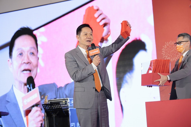 台灣房屋集團2月7日熱鬧舉辦旺年會，集團總裁彭培業寄出三禮，宣布人人有獎普發獎金，員工子女也有獎學金，並加薪5%，堪稱房仲業的幸福企業。（圖/台灣房屋提供）