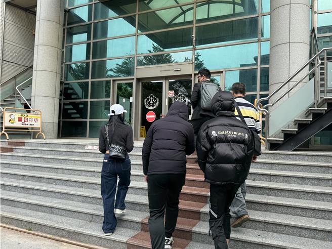 叶姓、何姓少年等家属今天下午到台南地检署提告。(曹婷婷摄)