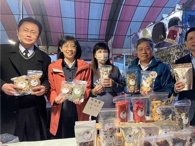 犯保新竹分会今年与新竹市政府合作，安排年货大街公益摊位给馨生人摆摊，新竹地检署检察长张云绮7日也到摊位关心。（王惠慧摄）