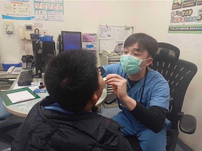 童综合医院主任医师林彦辰（右）指出，除流感或类流感疫情持续攀升外，近期儿童也常好发腺病毒、新冠肺炎，还有多重感染情况，及全球麻疹疫情升温。（童综合医院提供／张妍溱台中传真）