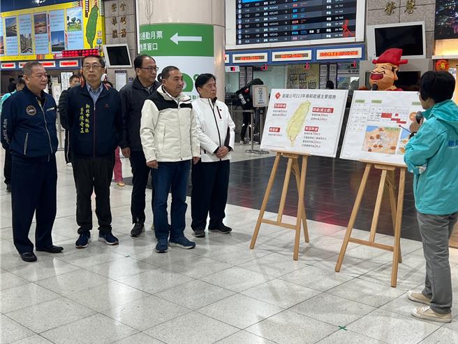 侯友宜听取交通局、台铁局、高铁局简报。（王扬杰摄）