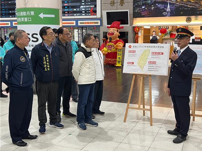 侯友宜听取交通局、台铁局、高铁局简报。（王扬杰摄）