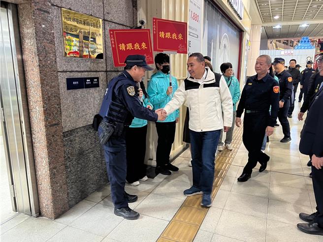 侯友宜慰劳车站内基层员警。（王扬杰摄）