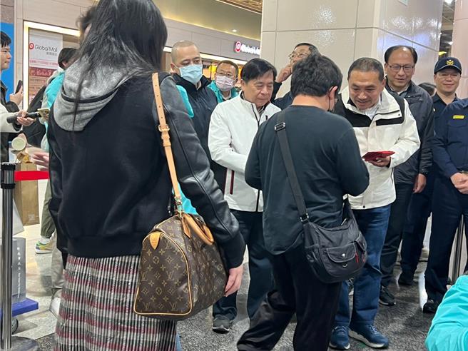 民眾大排长龙领取侯友宜发送的龙年福袋。（王扬杰摄）